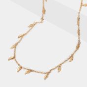 Collar con dijes de hojas dorado