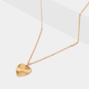 Collar con dije de corazón dorado