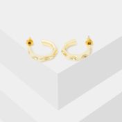 Aretes dorados con diseño de semiaros grabados