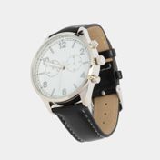Reloj análogo con pulso en cuero sintético y  tablero blanco
