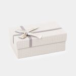 caja-de-regalo-de-7-3-x-19-x-12-cm-gris-con-mono-7701016177184