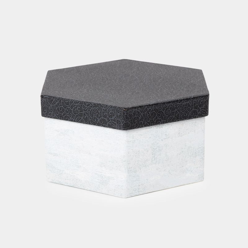 caja-de-regalo-hexagonal-de-11-x-21-cm-gris-con-negro-7701016784009