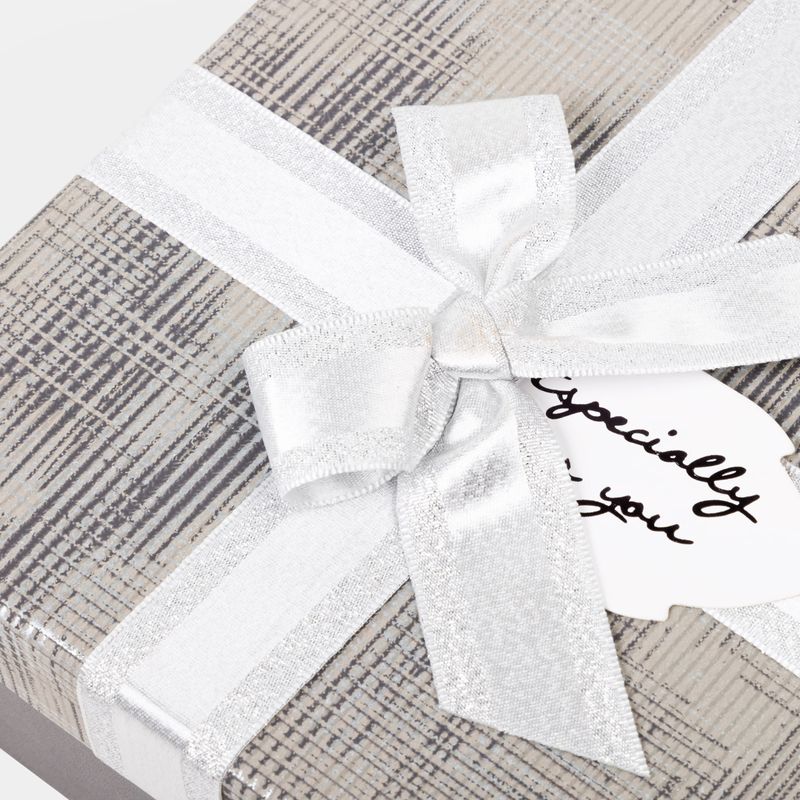caja-de-regalo-de-8-x-26-x-19-cm-gris-con-mono-3-7701016784528