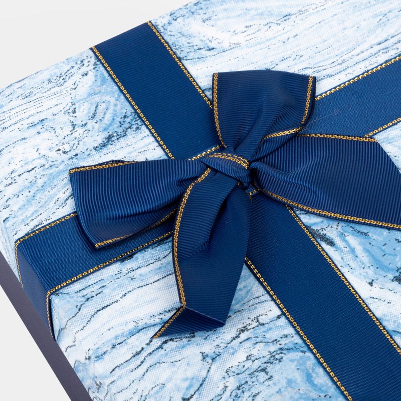 caja-de-regalo-de-8-x-26-x-19-cm-azul-tapa-tipo-marmol-con-mono-3-7701016784641