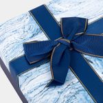 caja-de-regalo-de-6-7-x-23-x-17-cm-azul-tapa-tipo-marmol-con-mono-3-7701016784658