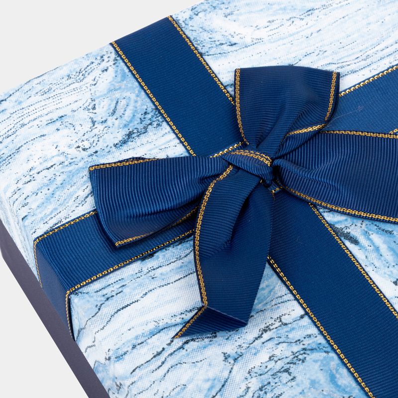 caja-de-regalo-de-6-7-x-23-x-17-cm-azul-tapa-tipo-marmol-con-mono-3-7701016784658