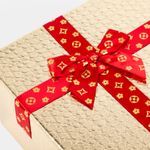caja-de-regalo-de-6-5-x-24-5-x-16-9-cm-dorada-con-mono-3-7701016784719