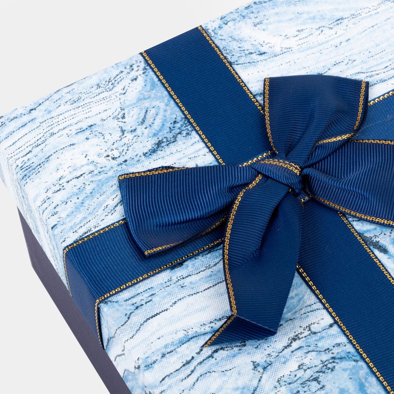 caja-de-regalo-de-9-5-x-29-x-21-cm-azul-tapa-tipo-marmol-con-mono-3-7701016977272