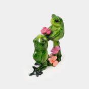 Figura de 12 cm ranas enamoradas con ramo de flores