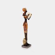 Figura de 39 cm mujer con vestido de flores y jarra