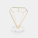exhibidor-para-joyas-triangular-con-base-de-marmol-7701016829656