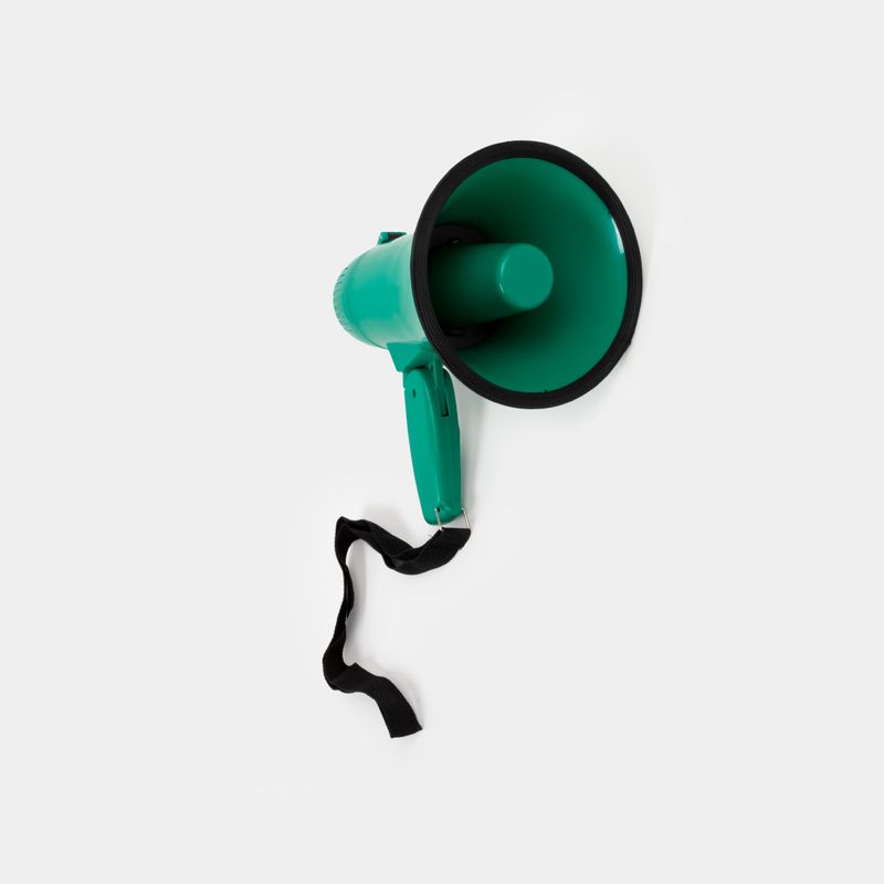 megafono-portatil-con-correa-verde-2-7701016708463