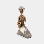 Figura de 16.8 cm mujer sentada con saxofón