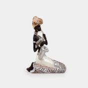 Figura de 17.2 cm mujer sentada con saxofón