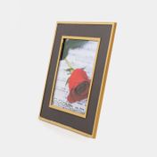 Portarretrato de 35.8 x 30.8 cm con borde de metal dorado