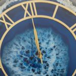 reloj-de-pared-circular-40-cm-fondo-azul-con-borde-dorado-3-7701016715850