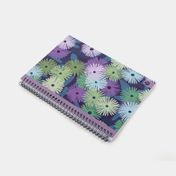 Cuaderno A5 argollado rayado de 80 hojas, diseño de flores lila