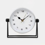 Reloj de mesa con base plateado de 12.4 x 15.5 cm