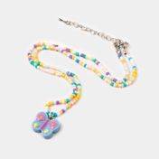 Collar con dije de mariposa multicolor