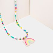Collar de cuentas con dije arcoíris
