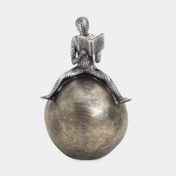 Figura de 23.8 x 14.5 cm hombre leyendo sobre esfera